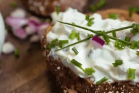 Campingrecept kruidenkwark of yoghurt met kruiden