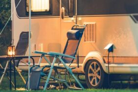 Kamperen in de buurt van een pretpark