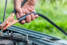Starthulp geven: zo start je de autobatterij