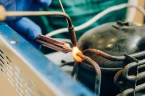 Voor de nodige koelte: zo reinig je de koelkastbrander
